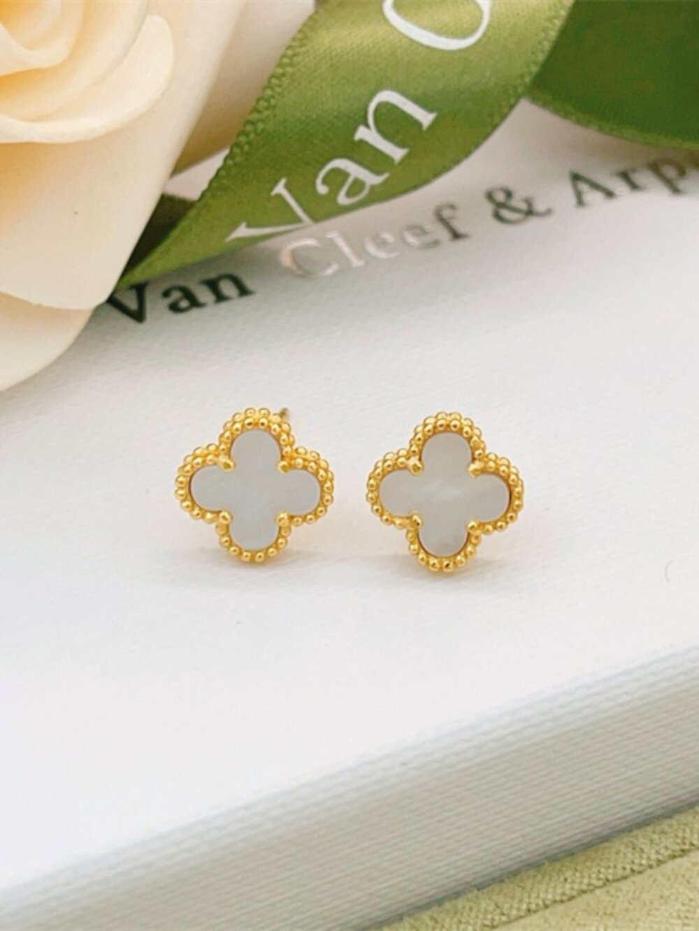 ✨Van Cleef & Arpels White Earrings✨